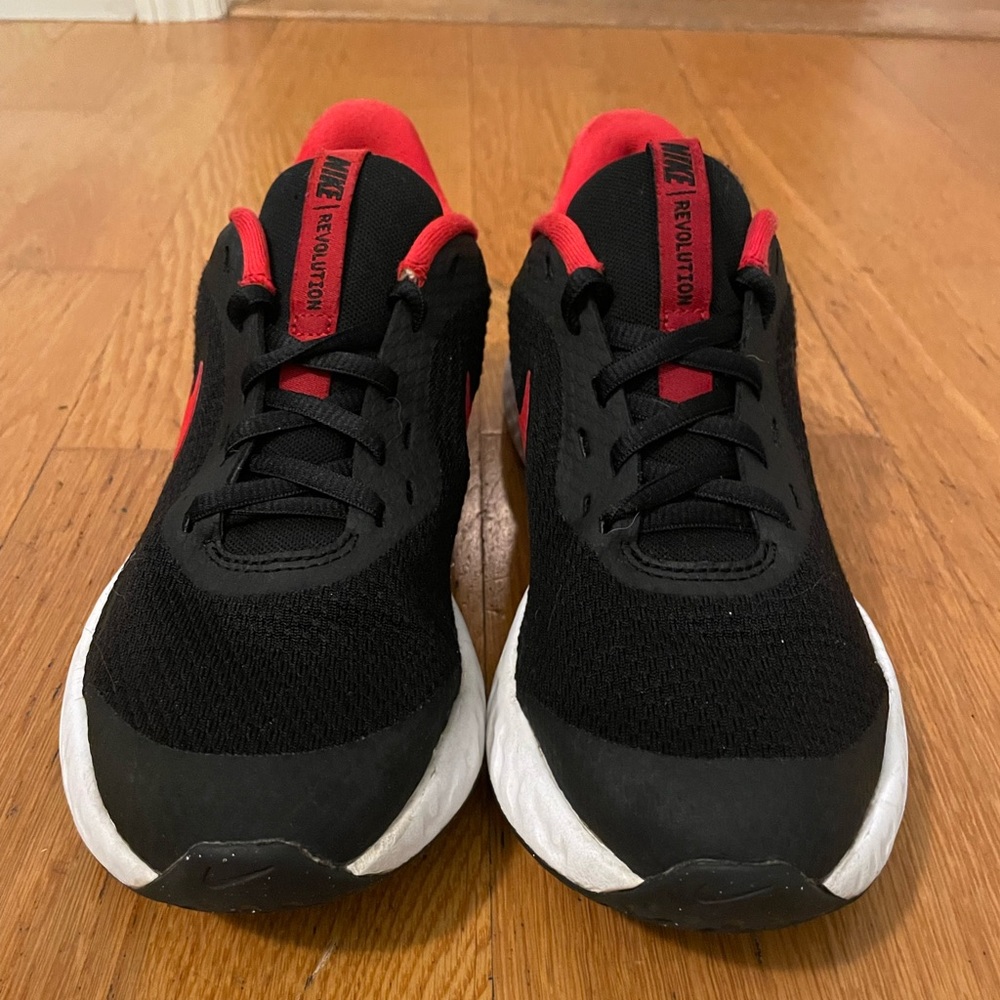 Red and black youth Nike running shoes     Size: 3.5